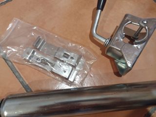 Rueda jockey con abrazadera y sujeta matrícula