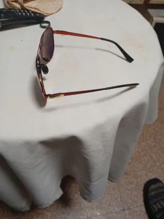 Gafas de sol aviador doradas y rojas