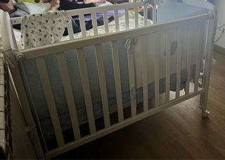 Cuna de bebé con colchón