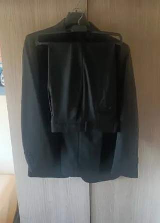 Traje de chaqueta y pantalón negro