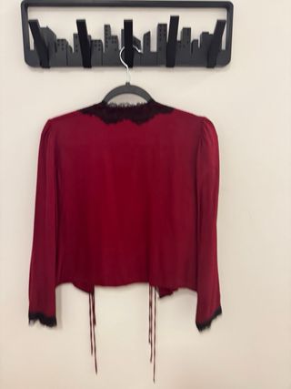 Blusa Zara cordones encaje S granate