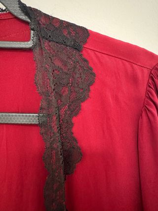 Blusa Zara cordones encaje S granate