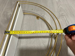 Estanterías decorativas doradas y blancas