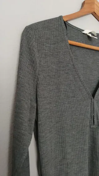 Top manga larga gris