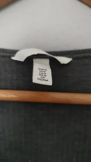 Top manga larga gris