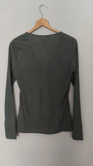 Top manga larga gris