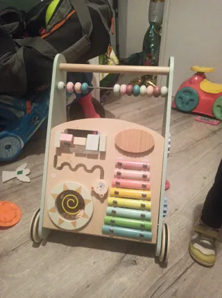 Andador de madera para bebé con actividades