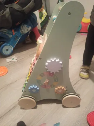 Andador de madera para bebé con actividades