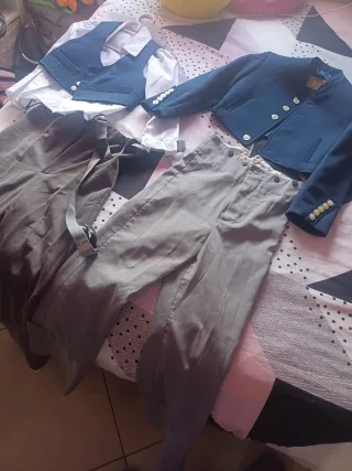 Traje de corto azul y blanco