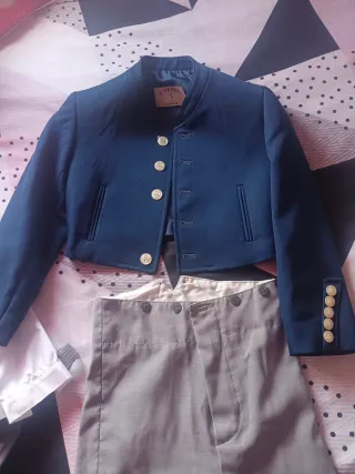 Traje de corto azul y blanco