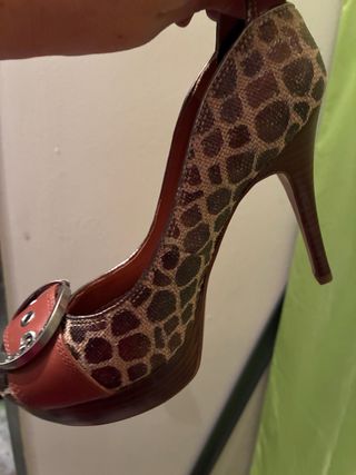 Zapato tacón Guess estampado animal sin usar