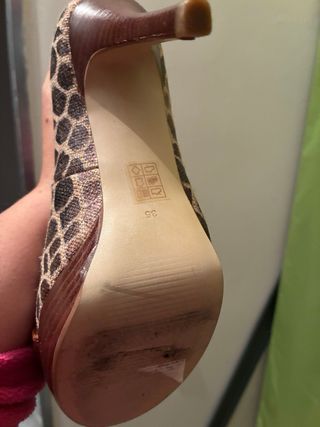 Zapato tacón Guess estampado animal sin usar