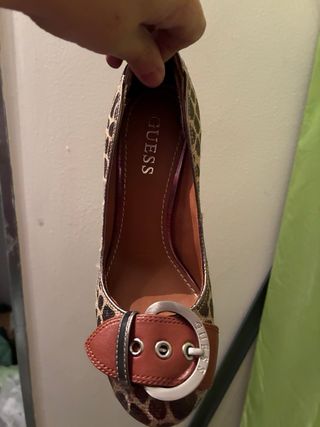 Zapato tacón Guess estampado animal sin usar