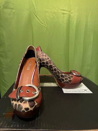 Zapato tacón Guess estampado animal sin usar