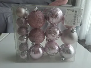 Árbol de Navidad agujas de pino con adornos