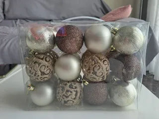 Árbol de Navidad agujas de pino con adornos