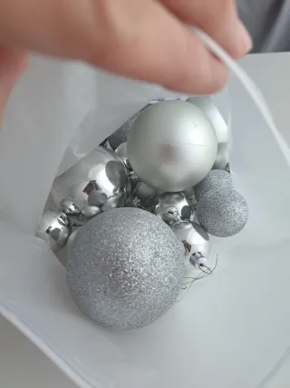 Árbol de Navidad agujas de pino con adornos