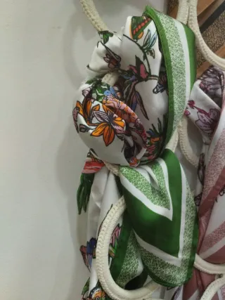 Pañuelo estampado floral viscosa y seda