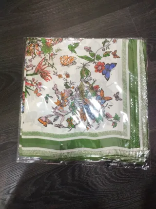 Pañuelo estampado floral viscosa y seda