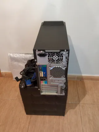 Torre de ordenador ascer, en buen estado