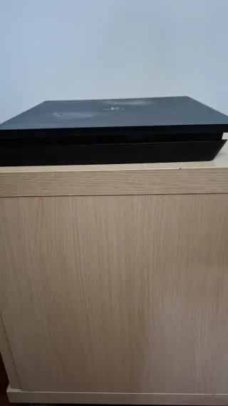 Consola PS4 Slim 1 TB+ 8 Juegos