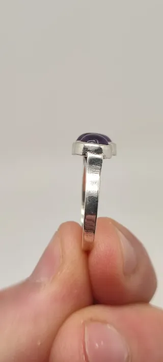 Anillo ajustable de plata y amatista.