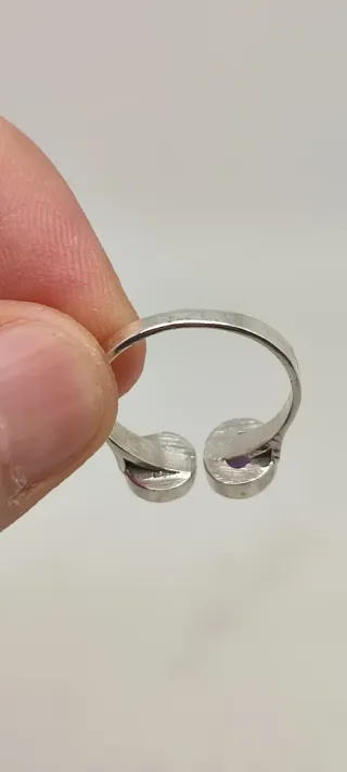 Anillo ajustable de plata y amatista.