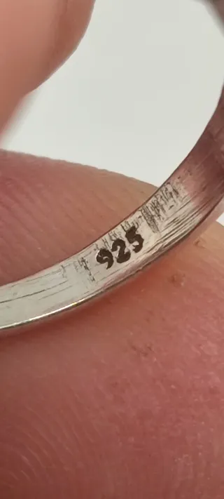 Anillo ajustable de plata y amatista.