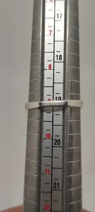 Anillo ajustable de plata y amatista.