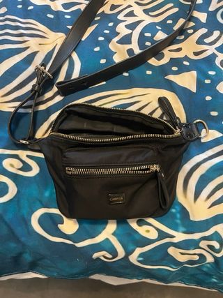 Riñonera Carpisa negra con detalles dorados