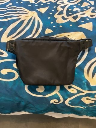 Riñonera Carpisa negra con detalles dorados