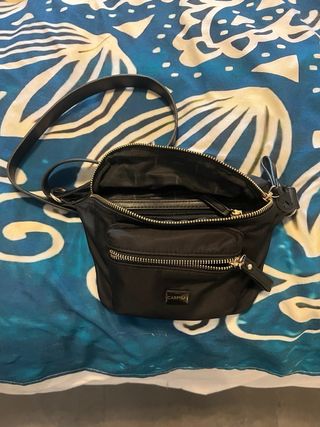 Riñonera Carpisa negra con detalles dorados