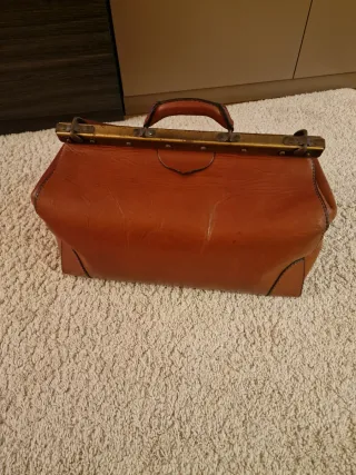 Maleta de cuero hecha a mano