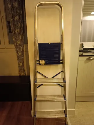 Escalera aluminio 4 peldaños