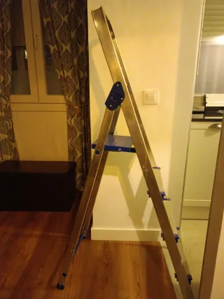 Escalera aluminio 4 peldaños