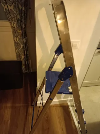 Escalera aluminio 4 peldaños