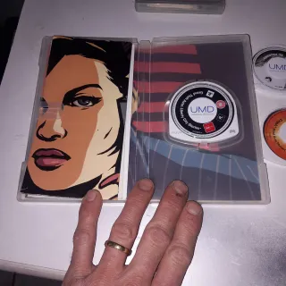 Sony PSP amb accessoris i jocs. No bateria.