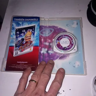 Sony PSP amb accessoris i jocs. No bateria.