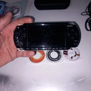 Sony PSP amb accessoris i jocs. No bateria.