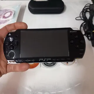 Sony PSP amb accessoris i jocs. No bateria.