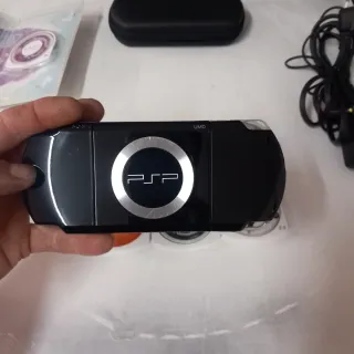 Sony PSP amb accessoris i jocs. No bateria.