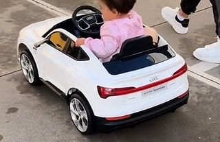 Coche eléctrico Audi e-tron 12V