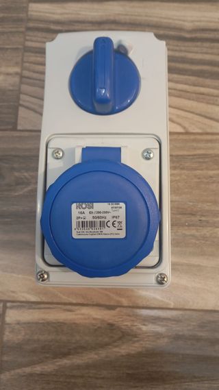 Enchufe trifásico ROSI 16A 2P+T IP67