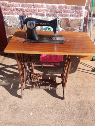 Máquina de coser Alfa en buen estado.tengo dos la