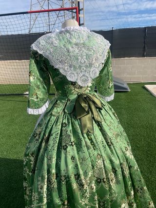 Traje de Fallera Talla 38 Verde y dos corpiños