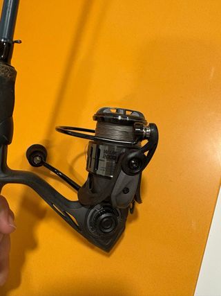 Caña y carrete de pesca spinning