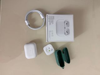Apple AirPods Pro con funda verde