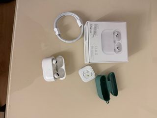 Apple AirPods Pro con funda verde