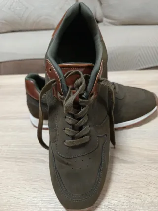 Zapatillas deportivas marrones y verdes