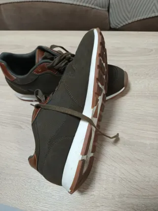 Zapatillas deportivas marrones y verdes